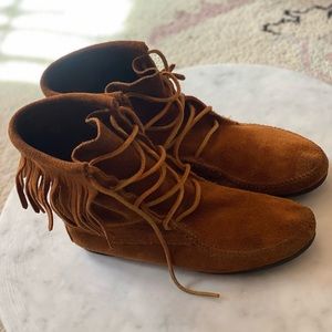 Minnetonka Moccasins Women's High Top Fringe Boots - Brown Suede. -US 8